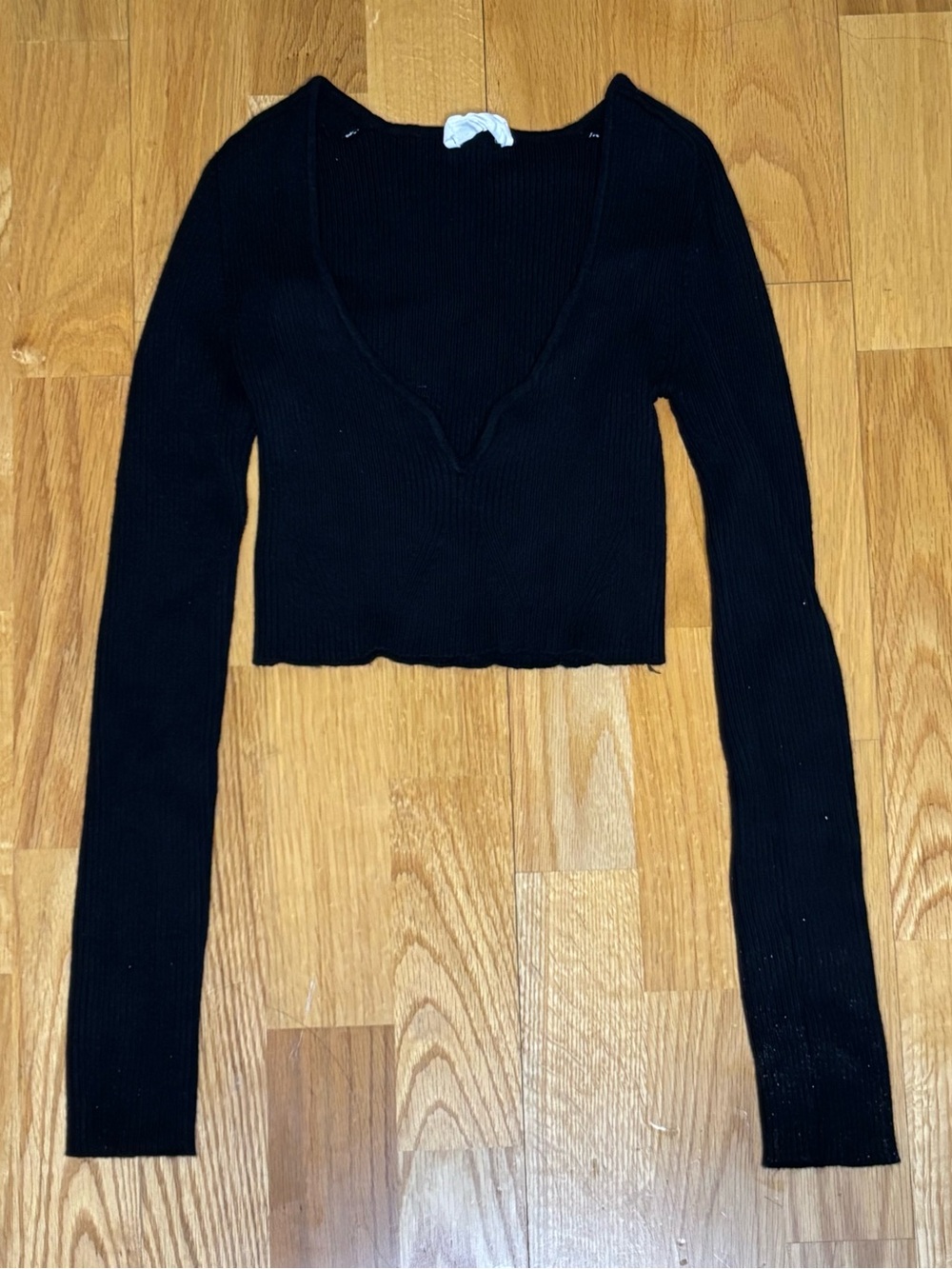 Black Ribbed V-Neck Long Sleeve Crop Top